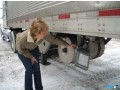 improve-women-truck-driving-hiring-use-on-lift-air-powered-landing-gear-lift-small-0